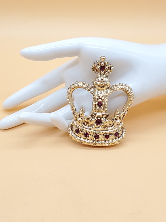 Vintage large gold tone royal crown brooch with r… - image 1