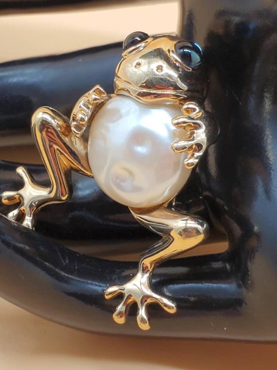 Vintage Carolee frog brooch, faux pearl with blue… - image 4