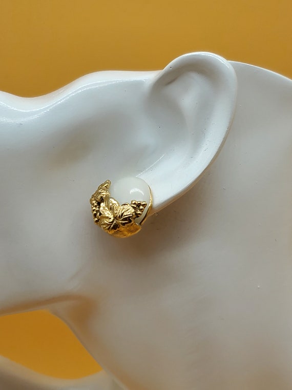Vintage white glass gold grape cluster earrings - image 2