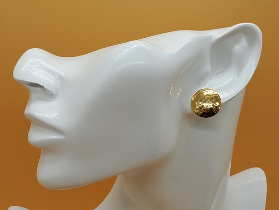 Vintage gold tone hammered disc pierced earrings - image 2