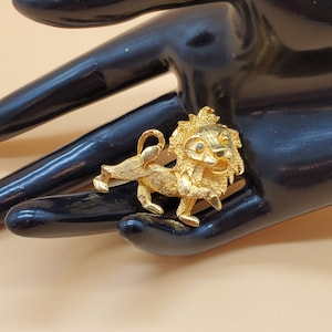 Vintage gold tone lion brooch
