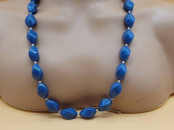 Vintage blue and pale pink plastic beaded necklace - image 5