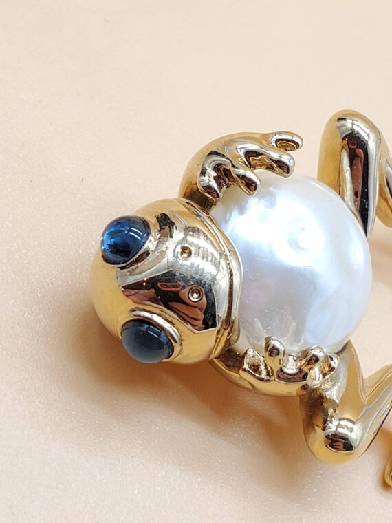 Vintage Carolee frog brooch, faux pearl with blue… - image 10