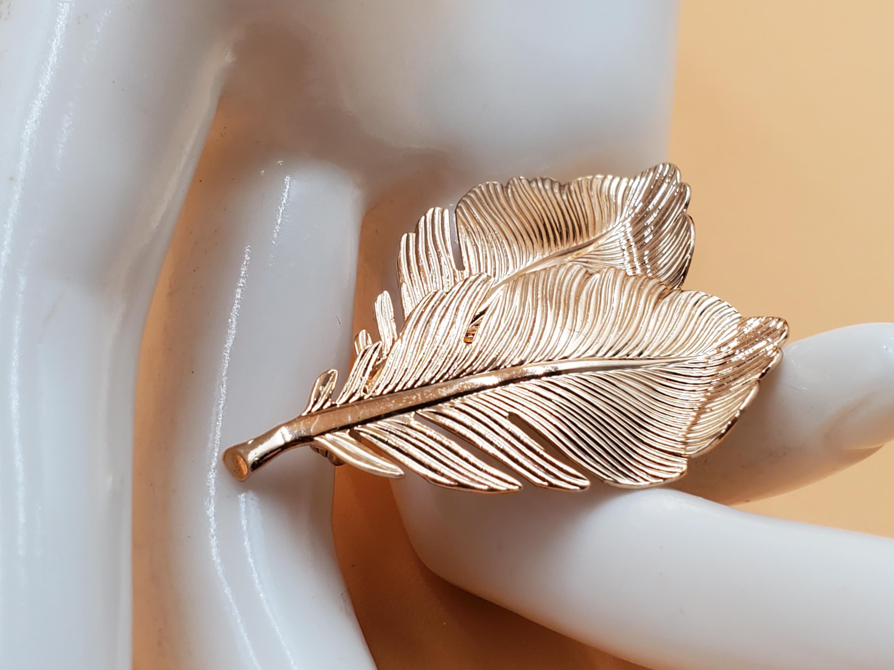 Broche plume de style Art nouveau en plaqué or sertie