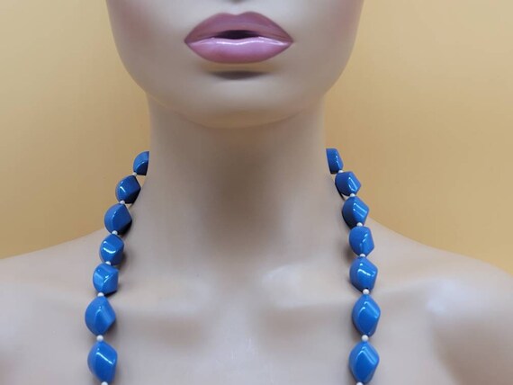 Vintage blue and pale pink plastic beaded necklace - image 9