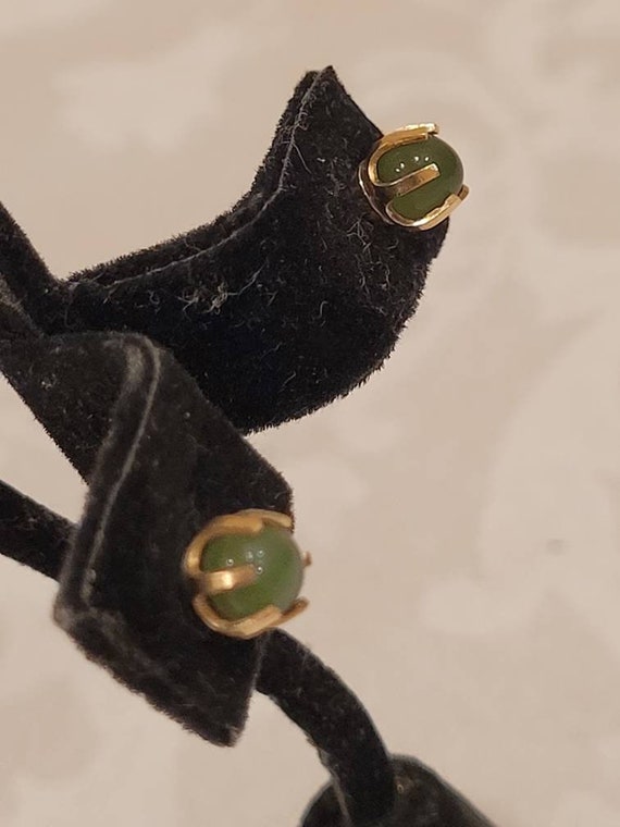 Vintage 14k yellow gold green stone post earrings - image 2