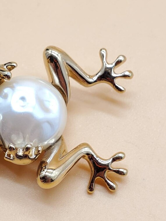 Vintage Carolee frog brooch, faux pearl with blue… - image 8