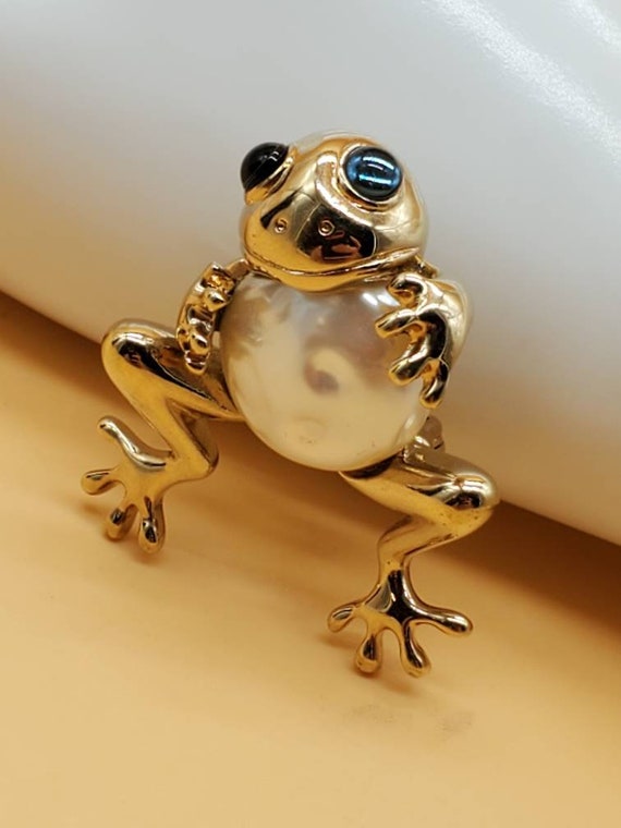 Vintage Carolee frog brooch, faux pearl with blue… - image 9