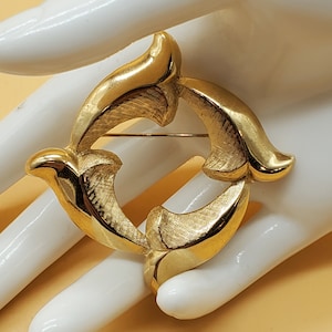vintage gold tone Trumpet flower wreath brooch