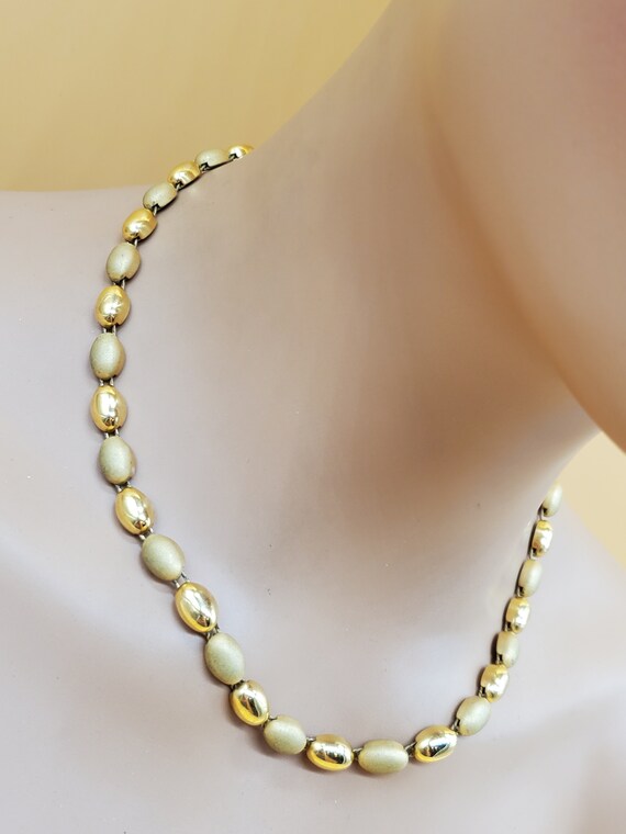 Vintage matte and shiny gold tone link necklace - image 3