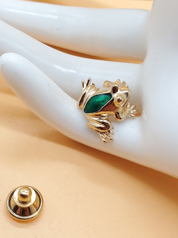 Vintage Avon gold tone enamel accents 3D frog pin