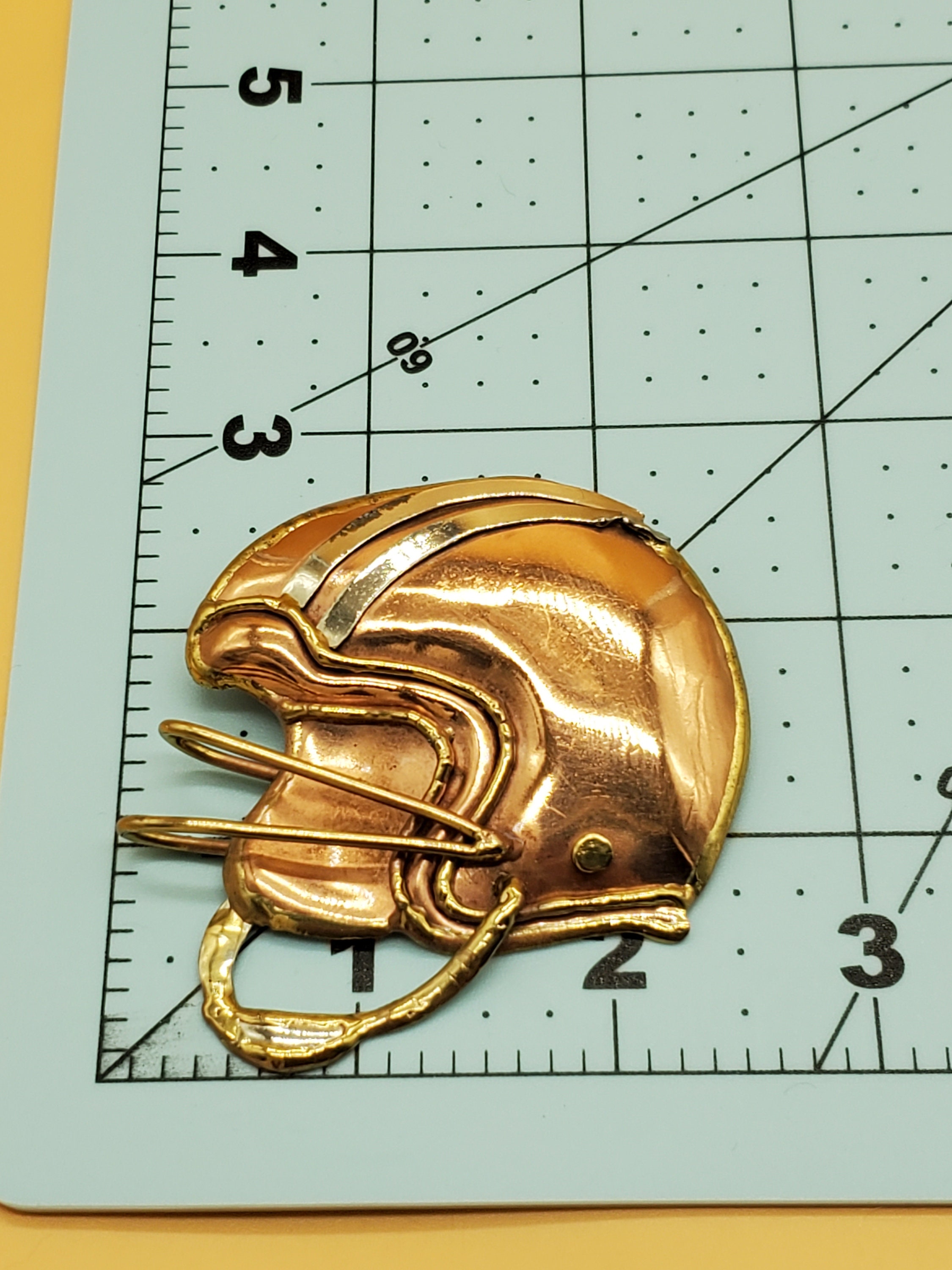 Broche colgante de casco de fútbol americano grande en tono cobre vintage, image size:2250x3000