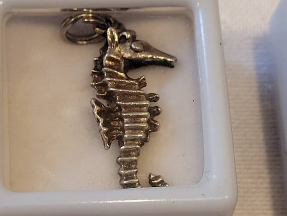 Vintage sterling silver Seahorse charm or sterlin… - image 2