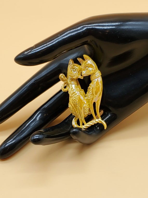 Vintage yellow iridescent love cats brooch - image 4