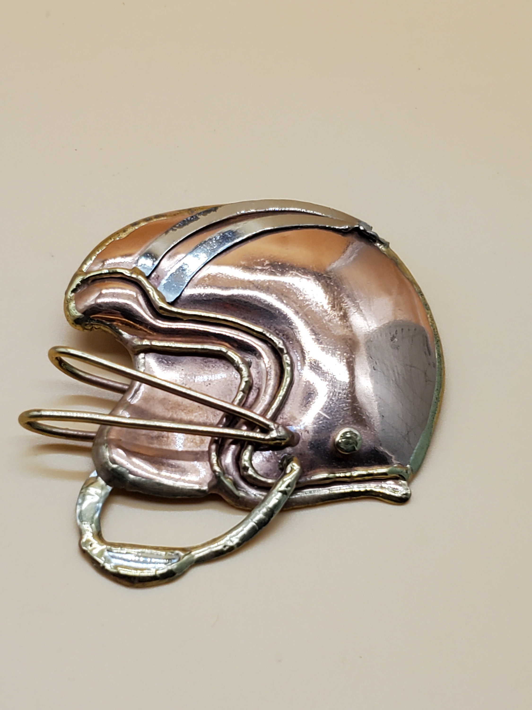 Broche colgante de casco de fútbol americano grande en tono cobre vintage, image size:2250x3000
