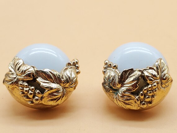 Vintage white glass gold grape cluster earrings - image 9