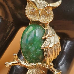 Vintage Gerry&#39;s gold tone green belly owl brooch with clear rhinestone eyes