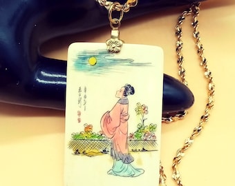 Collier à pendentif geisha coloré sculpté