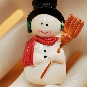 vintage small plastic happy snowman pin