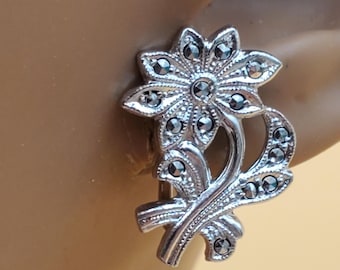 Pendientes vintage de plata de ley con cierre de rosca y diseño floral de marcasita.