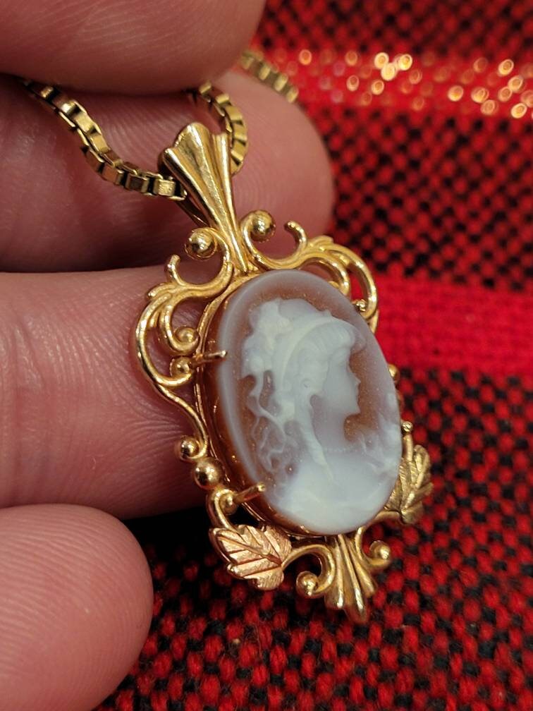 Vintage Cameo Pendant Necklace Oval Red White Prong Gold