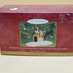 2000 Hallmark Keepsake Peanuts Woodstock on doghouse display ornament