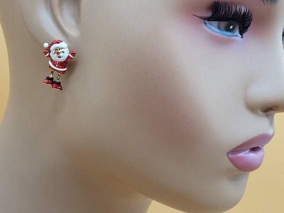 Vintage dangling small enamel Santa Claus earrings - image 9