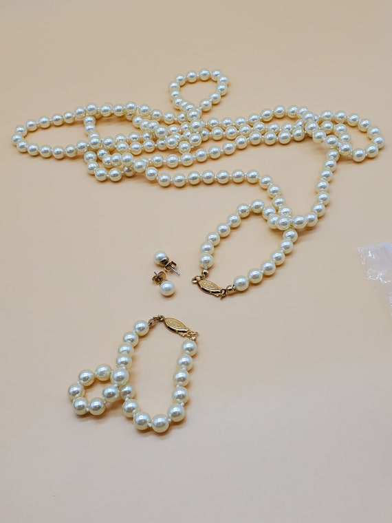 Vintage Avon faux pearl necklace, bracelet,  and … - image 4