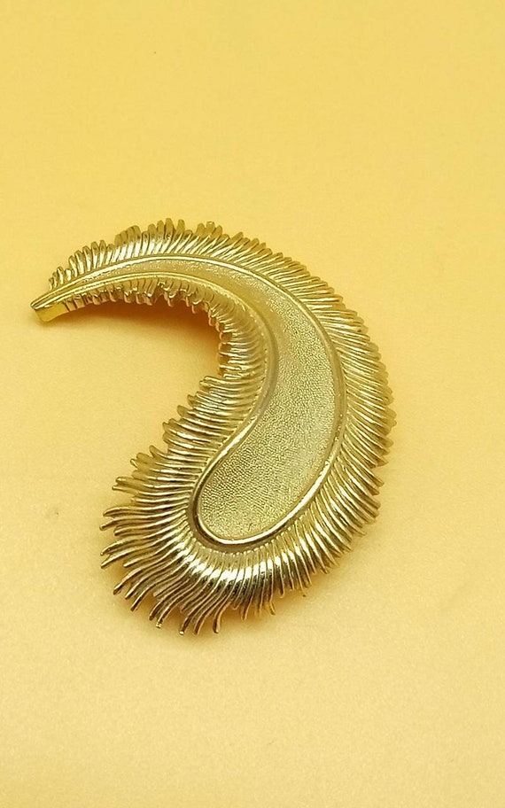 Vintage gold tone Crown Trifari curved feather bro