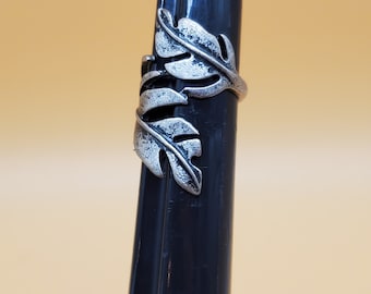 Vintage pewter tone leaves ring