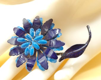 Broche vintage de flor de esmalte azul con tallo
