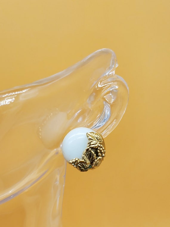 Vintage white glass gold grape cluster earrings - image 1