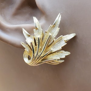 vintage Crown Trifari textured gold tone leaf clip on earrings