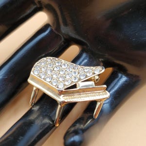 vintage gold tone clear rhinestone piano brooch pin
