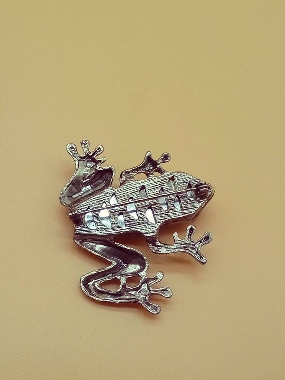 Vintage metallic tone rhinestone tree frog brooch - image 10