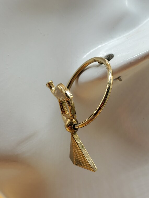 vintage gold tone flipable Camel Pyramid earrings - image 9