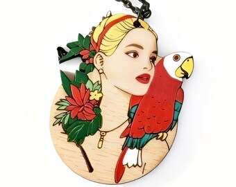 Graverat och slipat hänge i Frida Kahlos stil, papegoja på en kvinnas axel