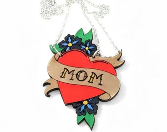 Collar de madera cortado con láser de un corazón de "Mamá" en un estilo de tatuaje vintage de la vieja escuela, para mi mamá