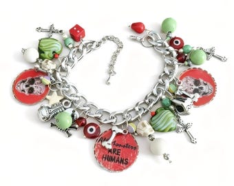 Pulsera con charms Todos los Monstruos son Humanos, calaveras, en rojo y verde anís