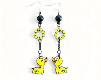 Pendientes de madera, patito cortado a láser, amarillos con diamantes de imitación.