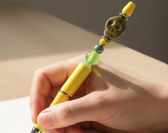 Bolígrafo artesanal amarillo personalizado – Bolígrafo decorativo hecho a mano con cuentas y dije de calavera – Regalo original de escritura – Rosa Néotéra