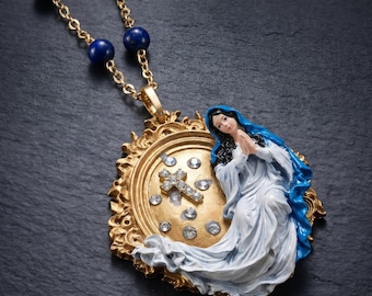 Collar de la Virgen María, colgante de resina pintada, medallón de cruz chapado en oro con diamantes de imitación, cuentas azules, joyería religiosa, regalo católico.