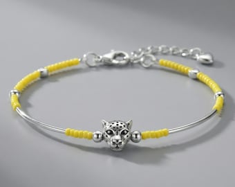 Pulsera de leopardo con cuentas amarillas y dijes de plata: joyería artesanal bohemia ajustable para mujer.