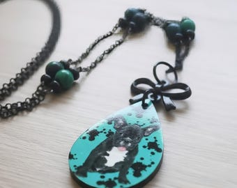 Colgante de perro, forma de lágrima, turquesa y bulldog francés negro – Joyería vintage original
