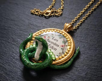 Collar con colgante de serpiente: cobra esmaltada en verde, cabujón de resina floral vintage, diamantes de imitación dorados: joyería romántica de estilo bohemio.