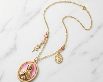 Collar con medallón religioso en tono dorado para mujer: bisutería romántica con colgantes de flores y cruces.