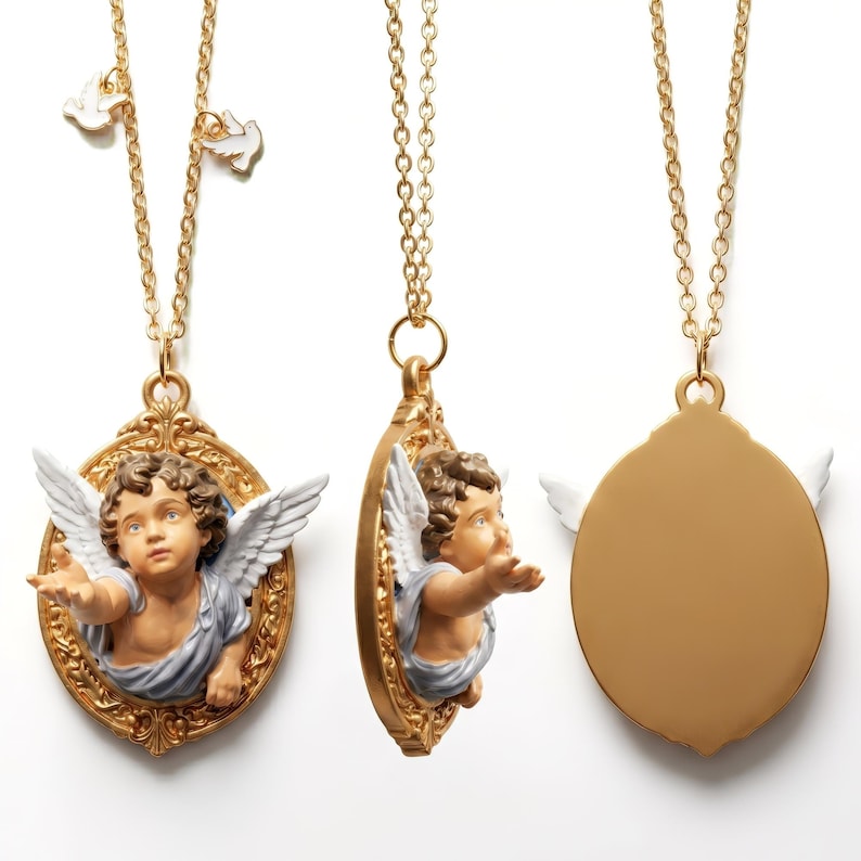 Puede incluir: Collares dorados con colgantes de querubines. Cada colgante presenta una figura detallada de querub&iacute;n con los brazos extendidos y alas emplumadas, enmarcada en un marco ovalado adornado. Las cadenas tienen peque&ntilde;os dijes de paloma. El fondo es blanco.