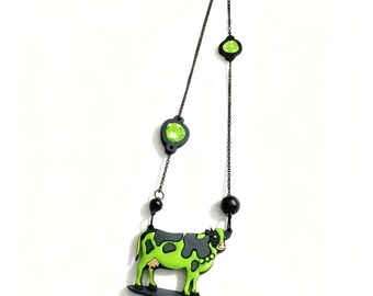 Colgante de vaca verde de madera pintado a mano, cortado con láser, animal de granja, diamantes de imitación.