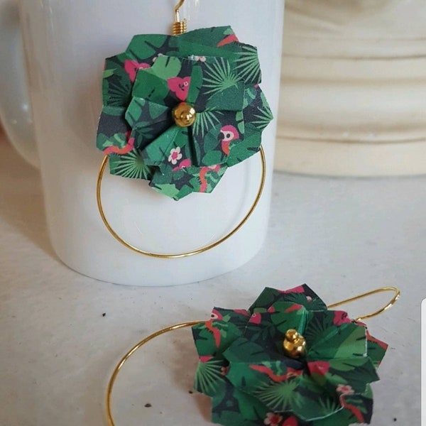 Boucles d'oreilles origamis fleurs de cerisier motifs jungle.