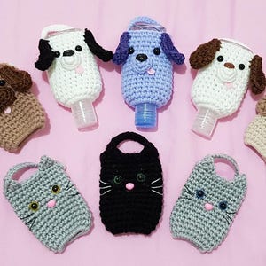 Peut inclure: Neuf porte-bouteilles de désinfectant pour les mains en crochet dans différents motifs d'animaux, y compris des chats et des chiens. Les porte-bouteilles sont faits dans une variété de couleurs, y compris le brun, le blanc, le bleu, le gris et le noir.